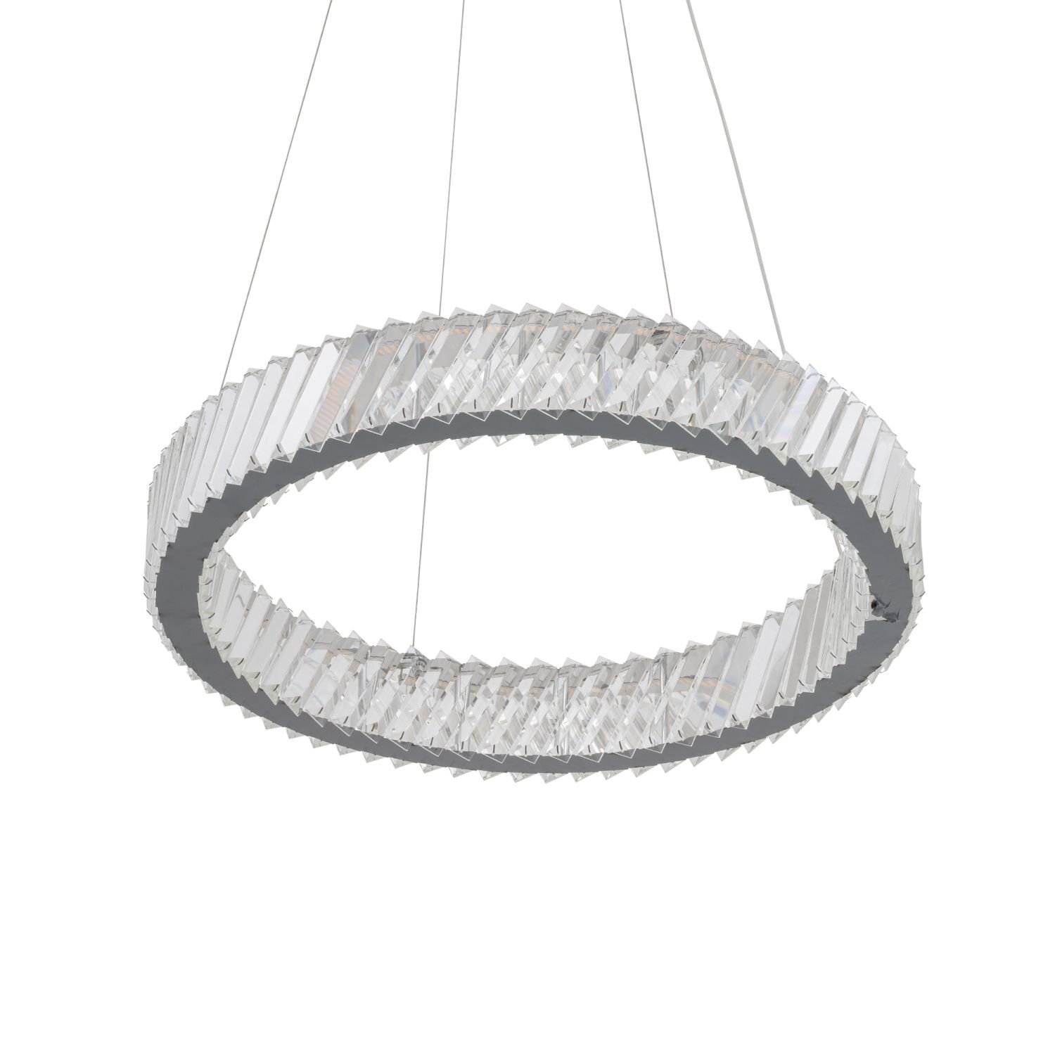 Na obrazie widoczna jest okrągła lampa wisząca z przezroczystymi elementami, zawieszona na cienkich linkach. Lampa ma nowoczesny design i jest wykonana z materiałów przypominających szkło lub kryształ.