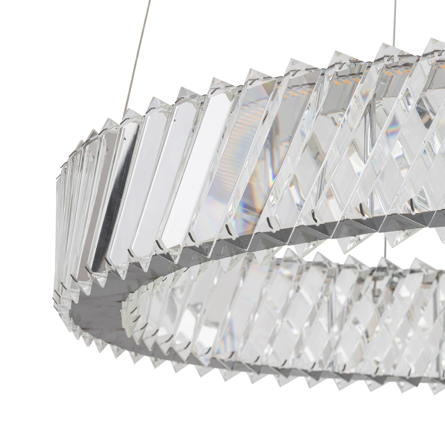 Lampa wisząca LED o okrągłym kształcie, wykonana z przezroczystych, geometrycznych elementów tworzących efekt pryzmatyczny. Konstrukcja zawieszona na cienkich metalowych linkach.