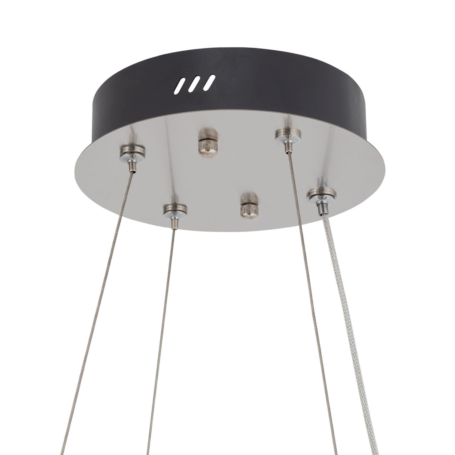 Zdjęcie przedstawia okrągłą podstawę lampy wiszącej z czterema metalowymi linkami. Na czarnej powierzchni widoczne są trzy otwory wentylacyjne.
