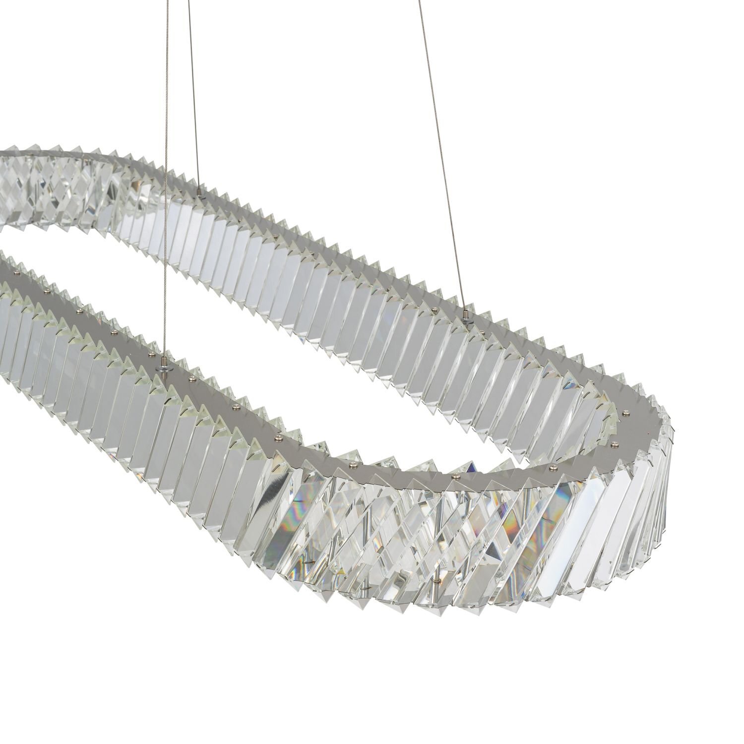 Lampa wisząca LED o nowoczesnym designie, wykonana z przezroczystych, geometrycznych elementów tworzących owalny kształt. Zawieszona na cienkich metalowych linkach.