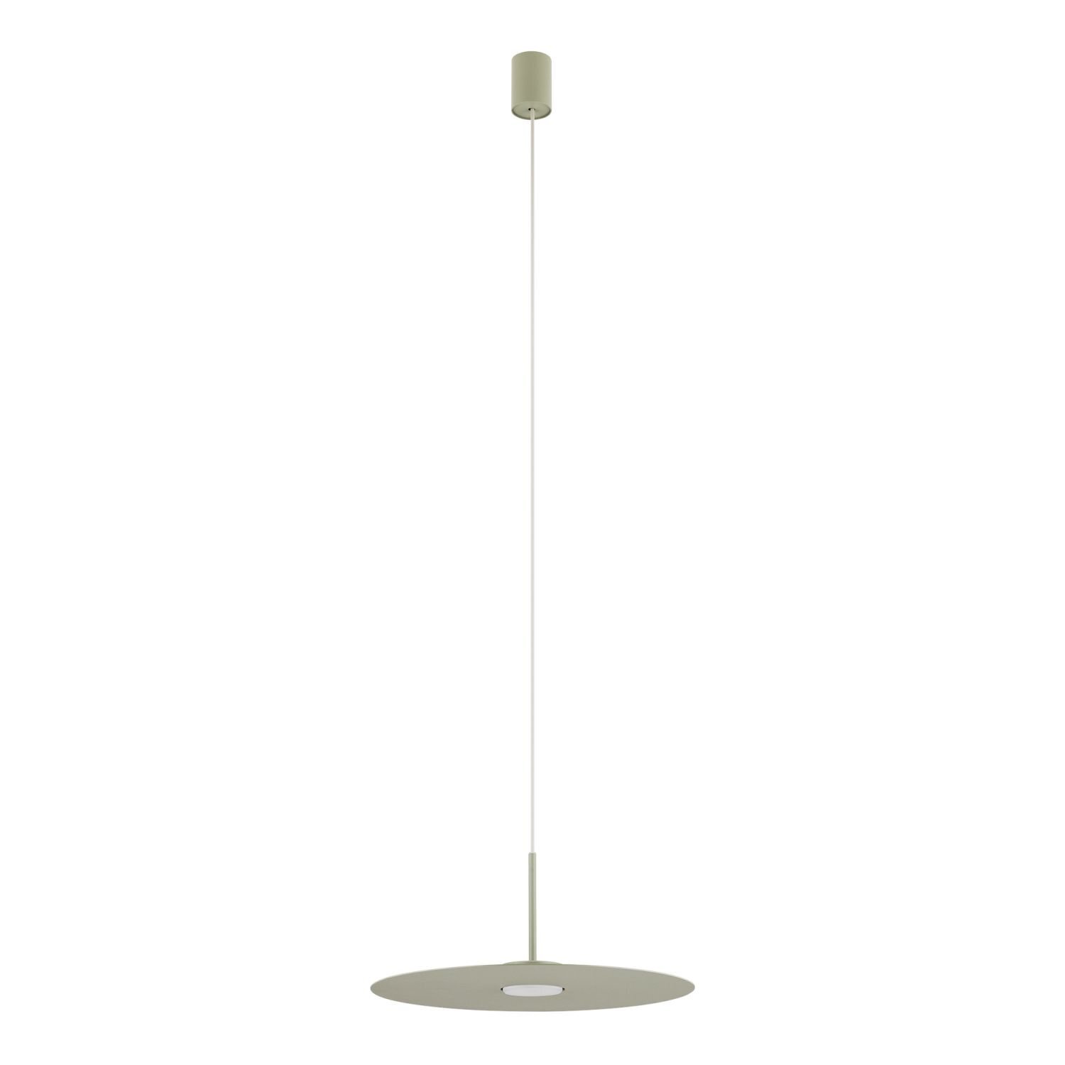 Lampa podłogowa z białym, cylindrycznym kloszem i smukłą, metalową podstawą w kolorze srebrnym.