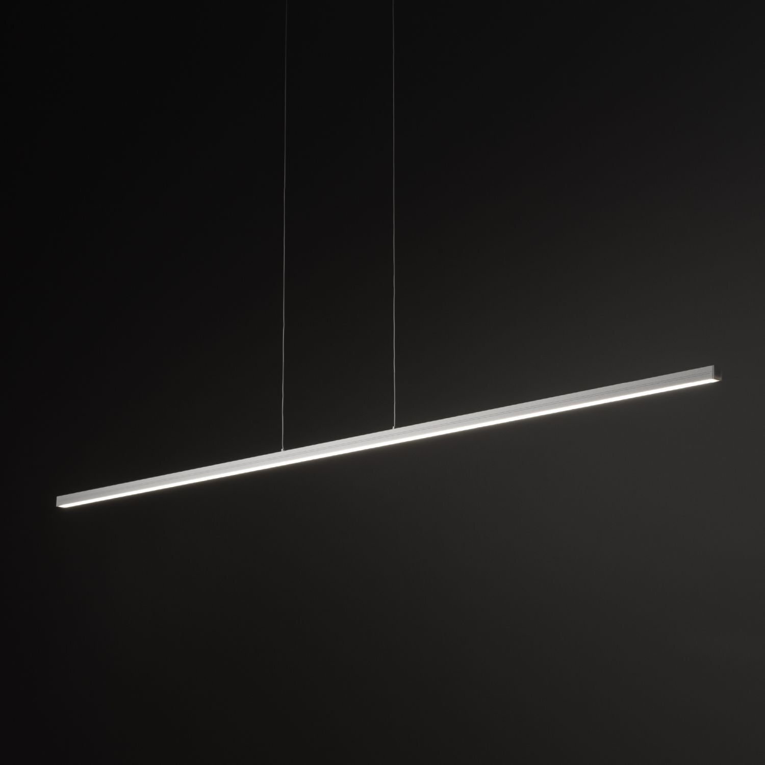 Na ciemnym tle wisi nowoczesna, długa lampa LED o prostym, minimalistycznym designie, zawieszona na dwóch cienkich linkach.