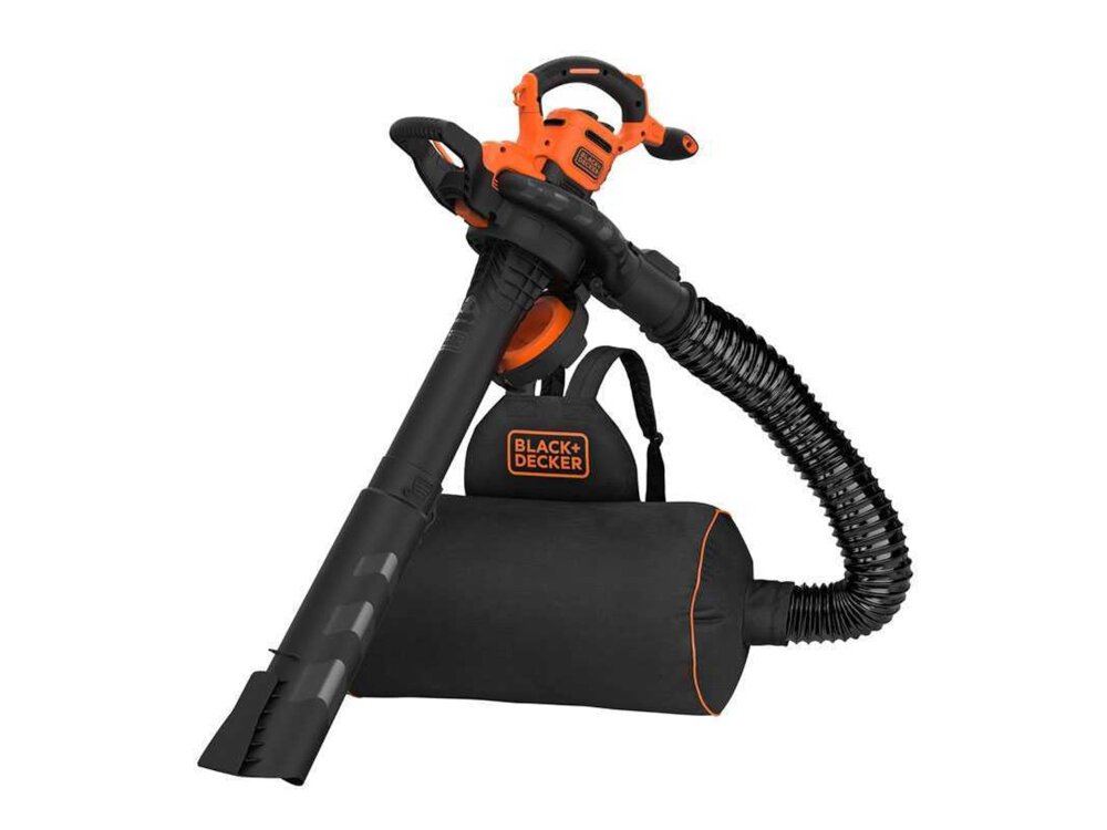 Na obrazie widoczny jest elektryczny odkurzacz do liści w kolorze pomarańczowo-czarnym z logo \'BLACK+DECKER\'. Urządzenie posiada duży worek na liście oraz elastyczną rurę.