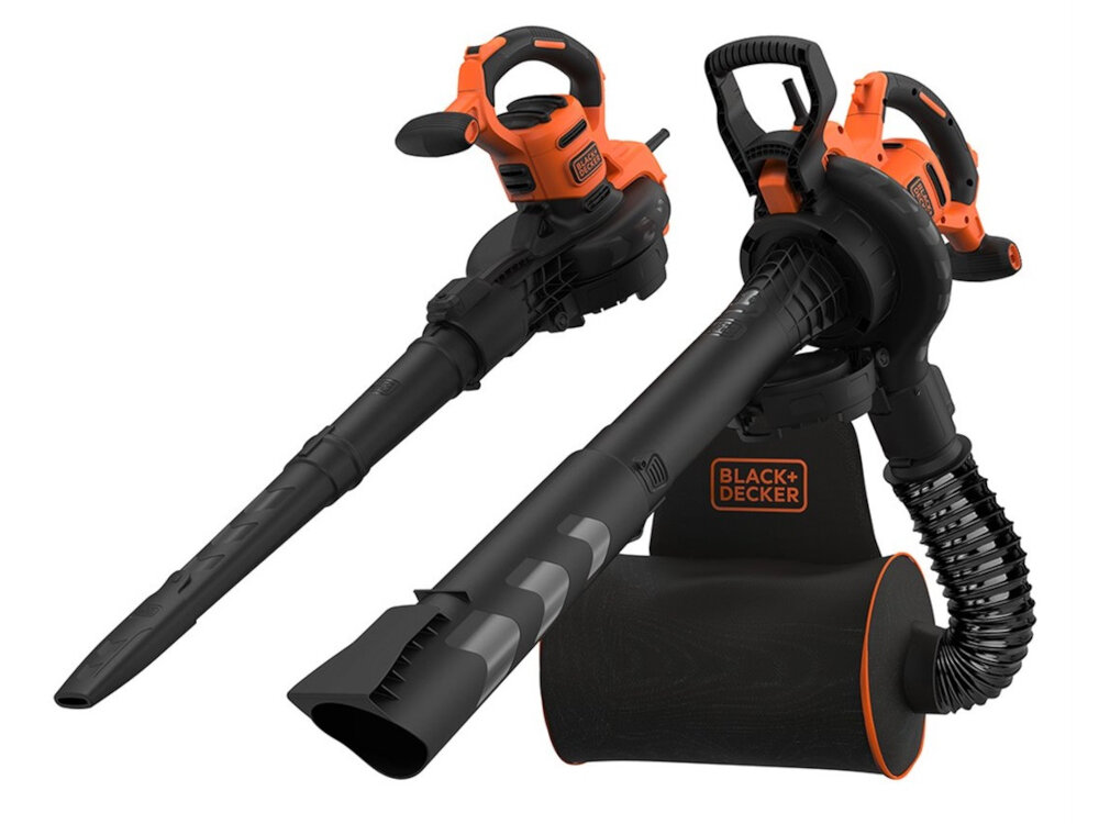 Na obrazie widoczny jest elektryczny odkurzacz do liści w kolorze czarno-pomarańczowym z logo \'BLACK+DECKER\'. Urządzenie posiada długi, czarny wąż oraz pomarańczowy uchwyt.