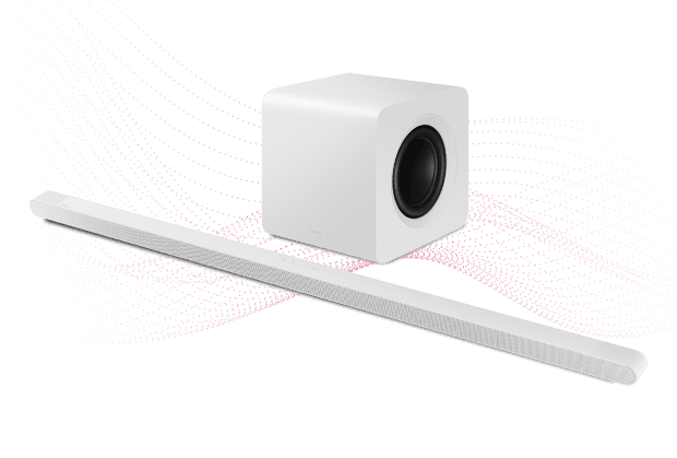 Na obrazie widoczny jest biały soundbar oraz bezprzewodowy subwoofer. W tle znajdują się delikatne, różowe linie tworzące wzór falisty.