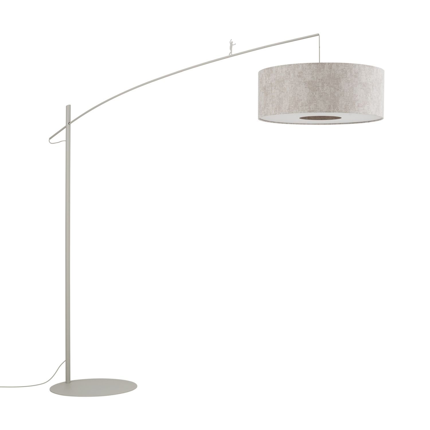 Lampa podłogowa z wysięgnikiem w kształcie łuku, z dużym, cylindrycznym abażurem w jasnym kolorze. Podstawa lampy jest okrągła, a całość utrzymana w minimalistycznym stylu.
