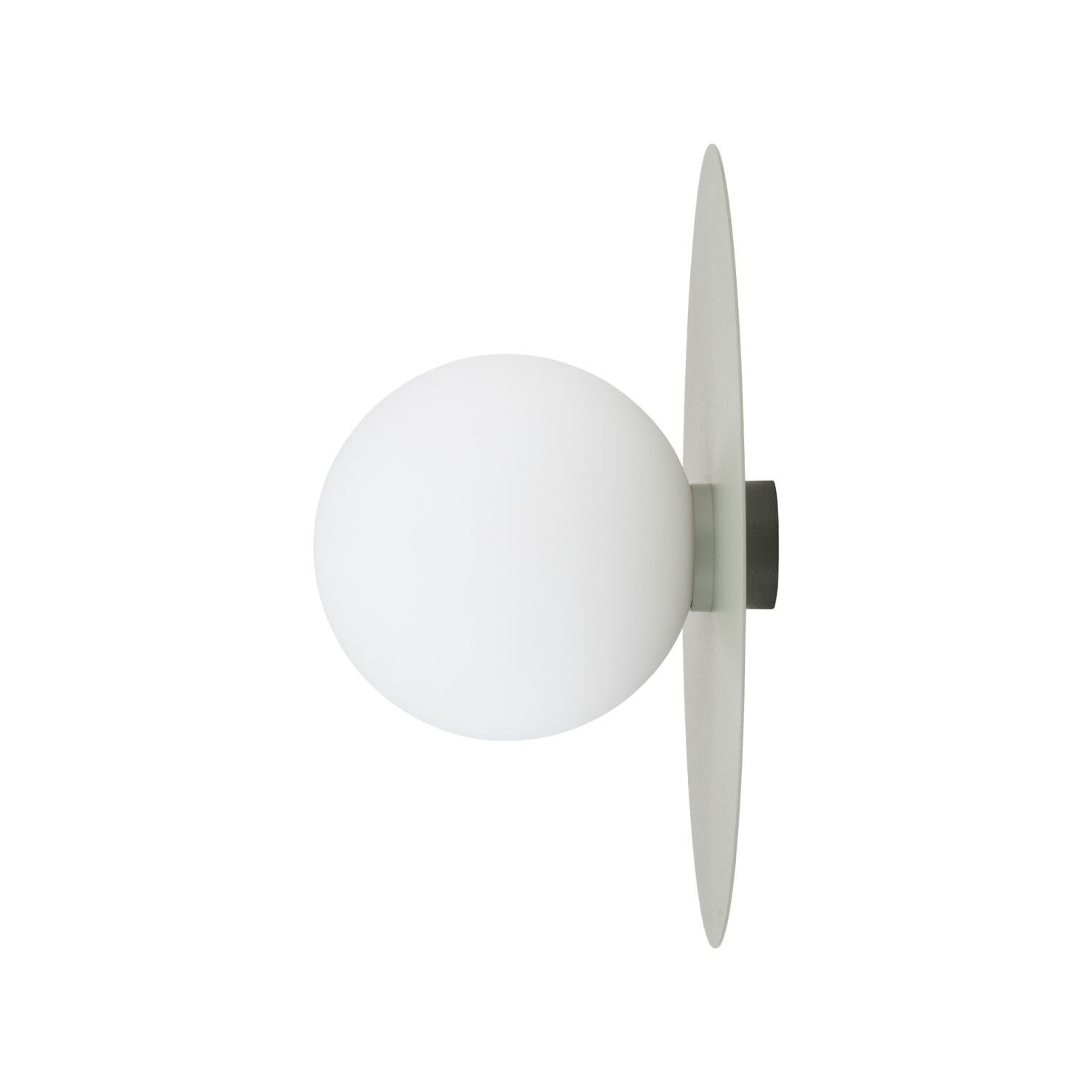 Na obrazie widoczna jest nowoczesna lampa ścienna z białym, kulistym kloszem i płaskim, okrągłym elementem w tle. Lampa ma minimalistyczny design.