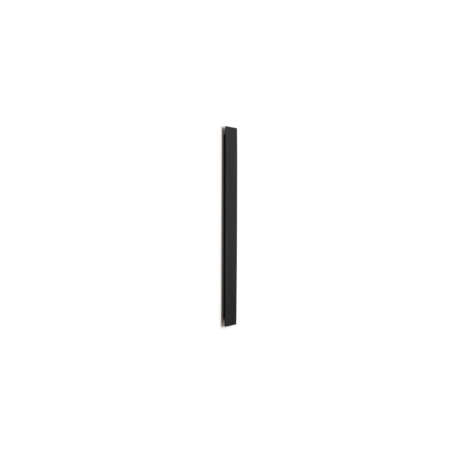 Czarna, liniowa lampa ścienna o nowoczesnym designie, montowana pionowo. Produkt ma prosty, minimalistyczny wygląd.