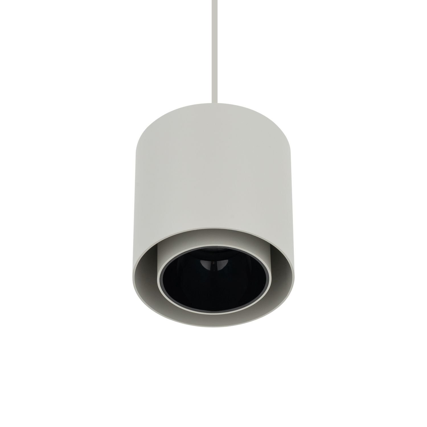 Na obrazie widoczna jest nowoczesna lampa wisząca w kształcie walca, w kolorze jasnoszarym z czarnym wnętrzem. Lampa jest zawieszona na cienkim przewodzie.