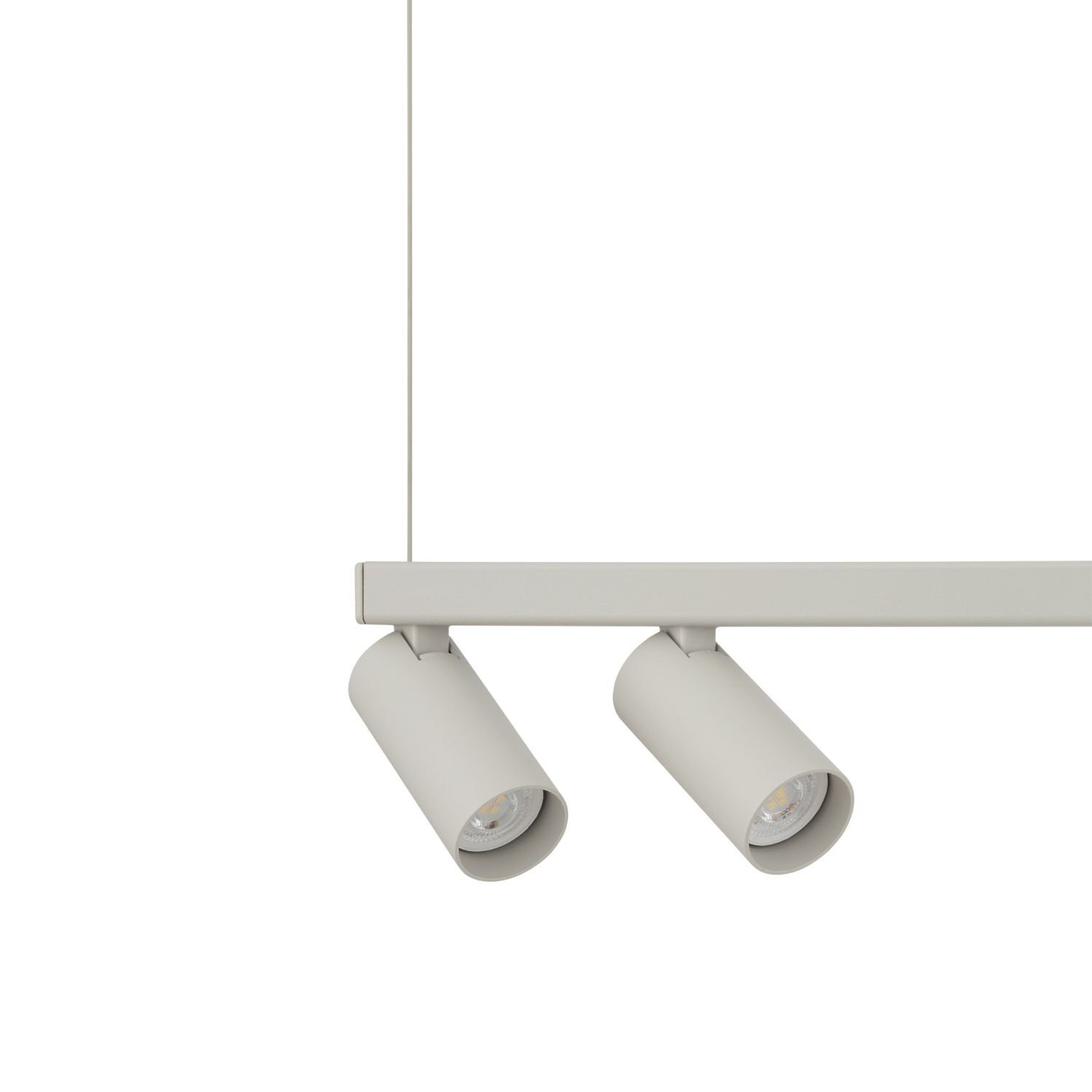 Na obrazie widoczna jest nowoczesna lampa wisząca z dwoma reflektorkami w kształcie cylindrów, zamontowana na prostokątnej belce. Lampa jest w jasnym kolorze i zawieszona na cienkim przewodzie.