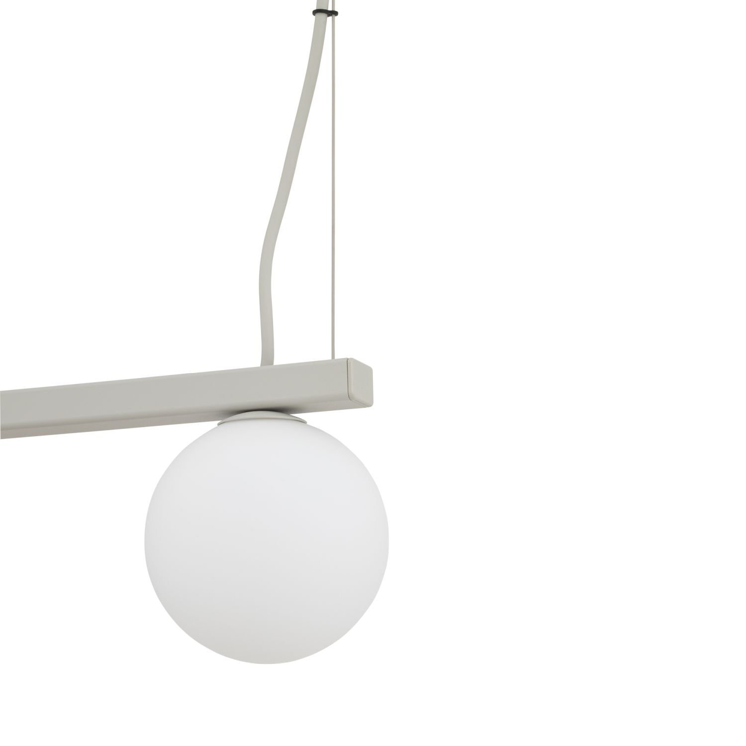 Na obrazie widoczna jest nowoczesna lampa wisząca z białą, kulistą oprawą i prostokątnym, metalowym uchwytem. Lampa jest zawieszona na cienkim kablu.
