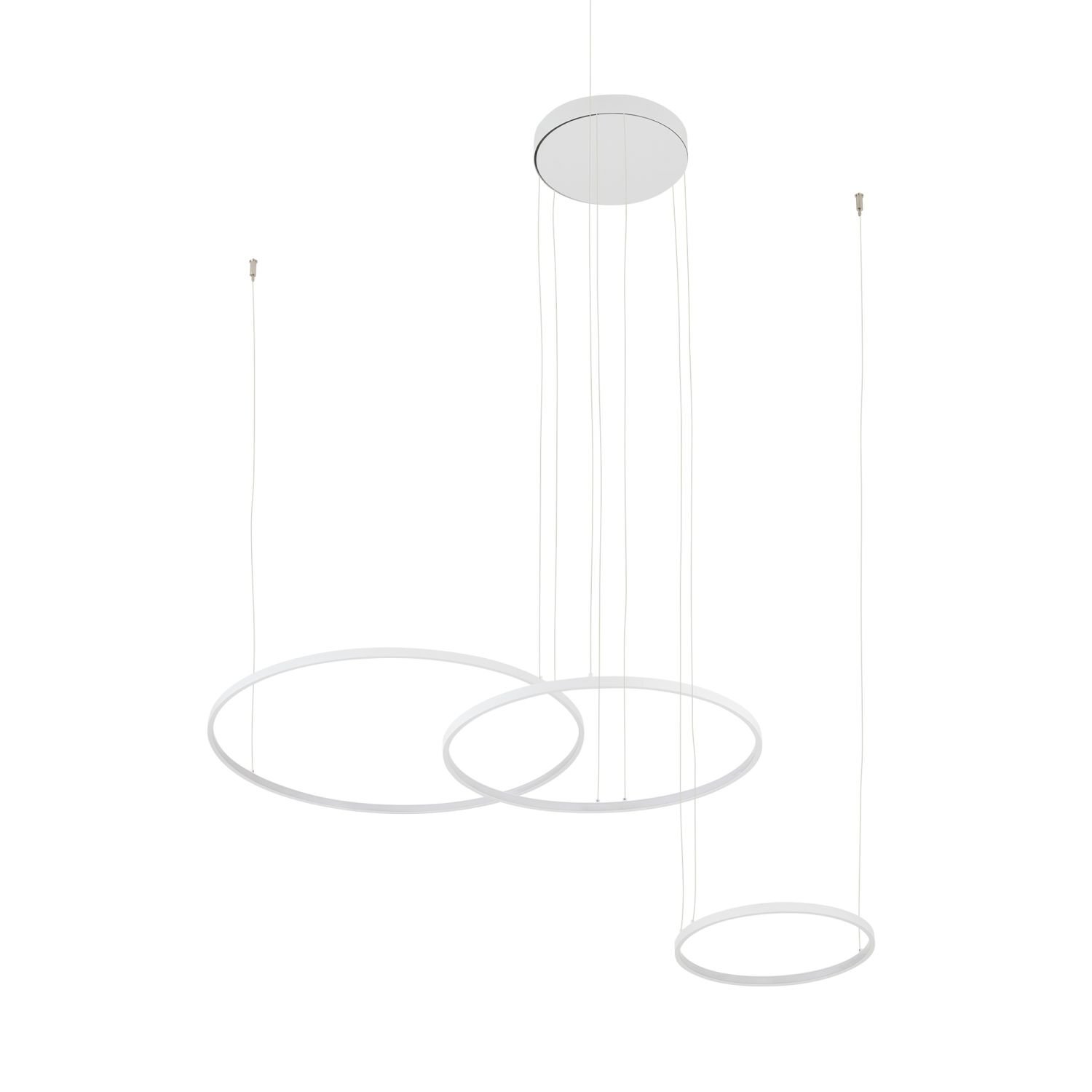 Na obrazie widoczna jest nowoczesna lampa wisząca z trzema okrągłymi, białymi pierścieniami zawieszonymi na cienkich przewodach. Lampa ma minimalistyczny design i jest przymocowana do sufitu za pomocą okrągłej podstawy.