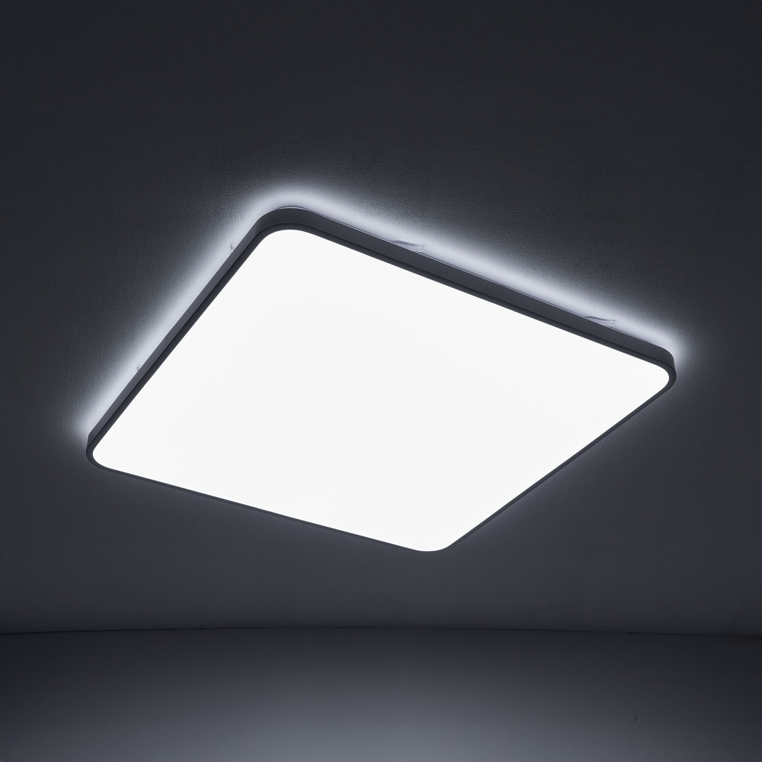 Kwadratowy plafon LED o nowoczesnym designie, emitujący jasne, białe światło. Lampa jest zamontowana na suficie, a jej krawędzie delikatnie rozświetlają otoczenie.