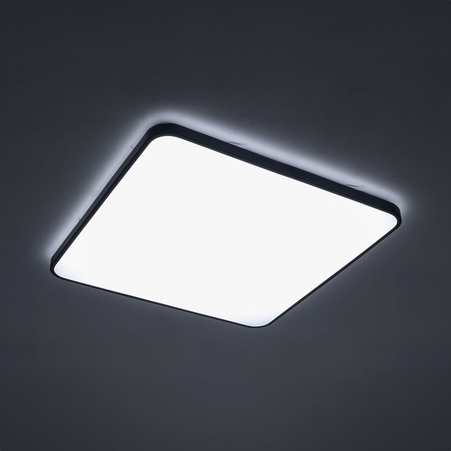 Kwadratowy plafon LED o jasnym, białym świetle zamontowany na suficie. Lampa ma nowoczesny design z delikatnym podświetleniem krawędzi.