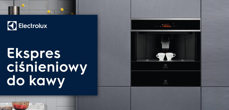 Na obrazie widoczny jest wbudowany ekspres do kawy z dwoma filiżankami, umieszczony w szarej zabudowie kuchennej. Po lewej stronie znajduje się niebieski prostokąt z logo Electrolux i tekstem: \'Ekspres ciśnieniowy do kawy\'.
