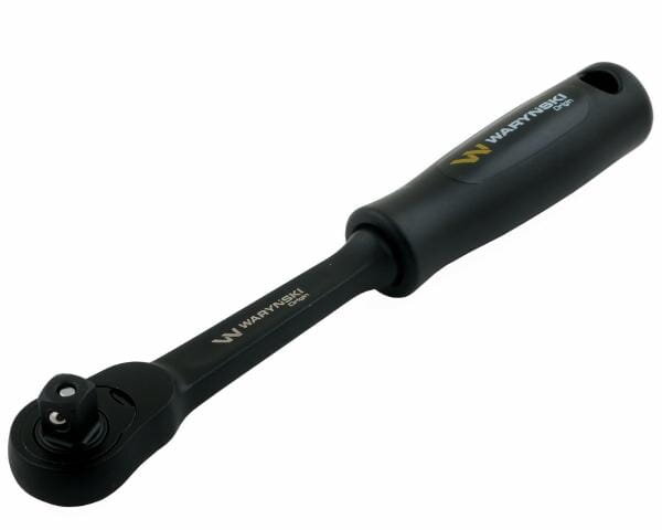Na obrazie widoczna jest czarna grzechotka z napisem \'WARYŃSKI\' na rękojeści. Produkt ma metalową głowicę i ergonomiczny uchwyt.
