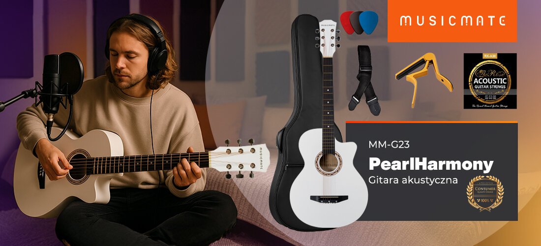 Osoba gra na białej gitarze akustycznej w pomieszczeniu studyjnym. Obok widoczna jest gitara w pokrowcu, logo MUSICMATE oraz tekst \'MM-G23 PearlHarmony Gitara akustyczna\'.