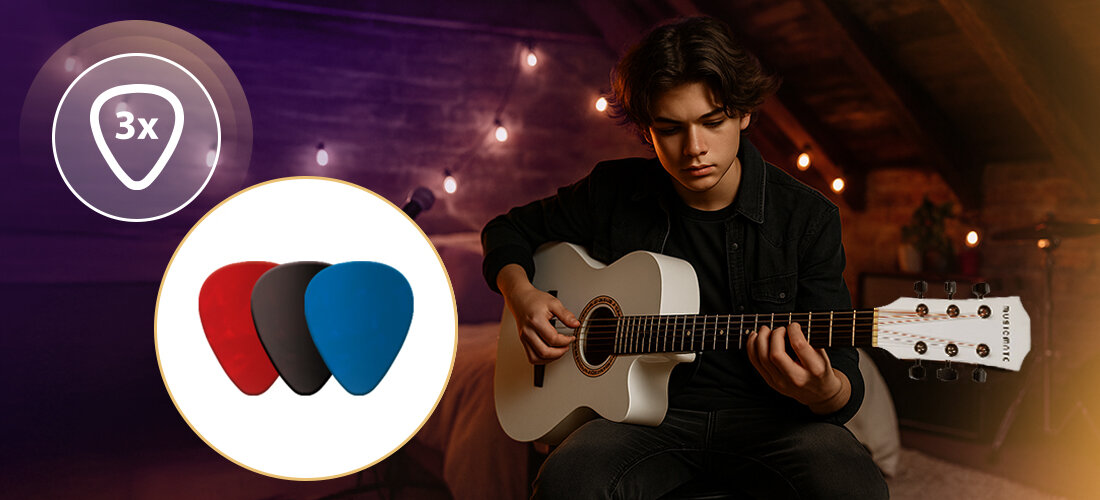 Osoba gra na białej gitarze akustycznej w przytulnym pomieszczeniu z lampkami w tle. Obok widoczne są trzy kostki gitarowe w kolorach czerwonym, czarnym i niebieskim oraz symbol z napisem \'3x\'.