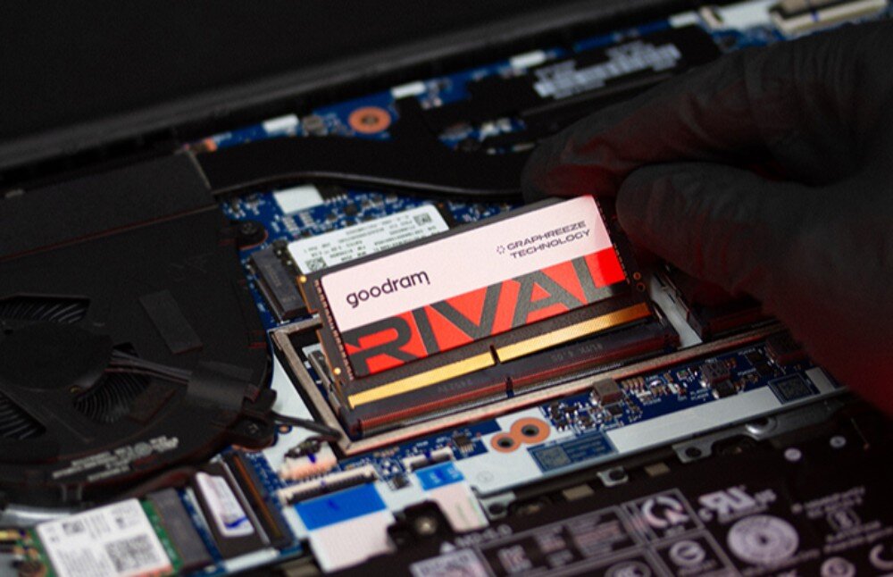 Pamięć RAM GOODRAM Rival moduł pamięci RAM do laptopa zamontowany w gnieździe na płycie głównej, widoczny z bliska pod kątem w otwartym wnętrzu urządzenia