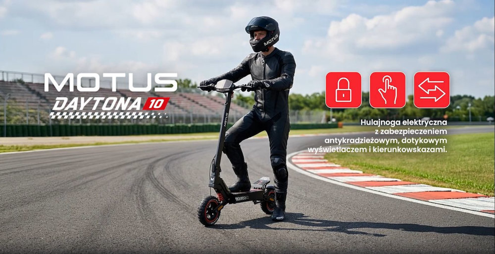 Osoba w kombinezonie i kasku jedzie na czarnej hulajnodze elektrycznej po torze wyścigowym. Obok widoczny jest tekst: \'MOTUS DAYTONA 10\' oraz \'Hulajnoga elektryczna z zabezpieczeniem antykradzieżowym, dotykowym wyświetlaczem i kierunkowskazami.\'