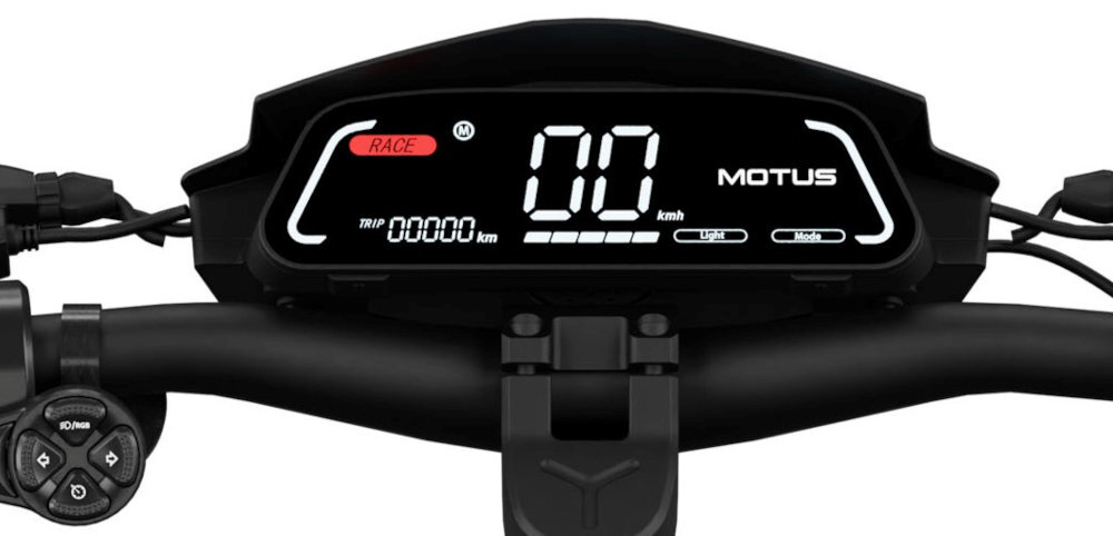 Wyświetlacz hulajnogi elektrycznej pokazuje prędkość 0 km/h, tryb \'RACE\' oraz przebieg 00000 km. Widoczne jest logo \'MOTUS\'.