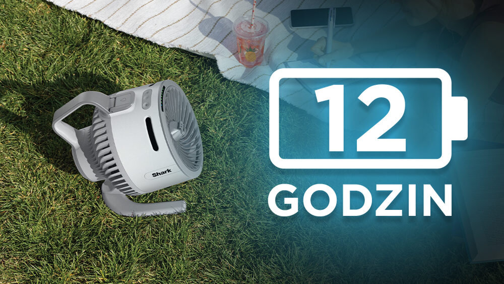 Na trawie leży wentylator z widocznym logo \'Shark\'. Obok znajduje się grafika przedstawiająca ikonę baterii z napisem \'12 GODZIN\'.