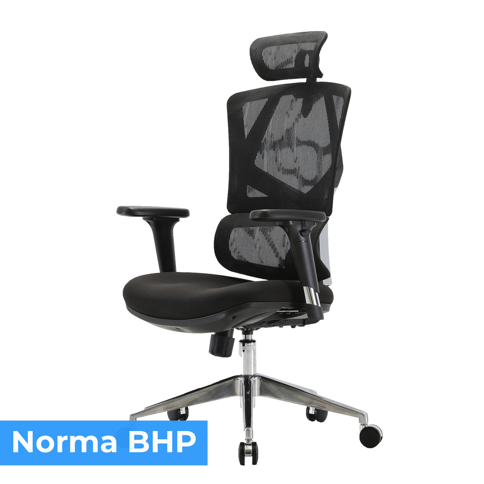 Czarny fotel biurowy ergonomiczny z siatkowym oparciem i regulowanym zagłówkiem. Na obrazie widoczny jest napis \'Norma BHP\'.