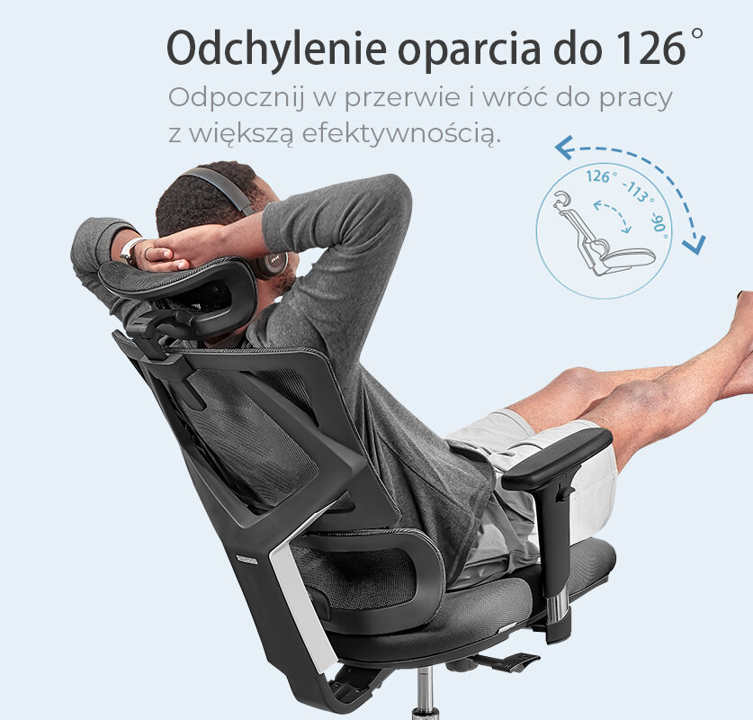Osoba siedzi na czarnym ergonomicznym fotelu biurowym z odchylonym oparciem. Tekst na obrazie: \'Odchylenie oparcia do 126° Odpocznij w przerwie i wróć do pracy z większą efektywnością.\'