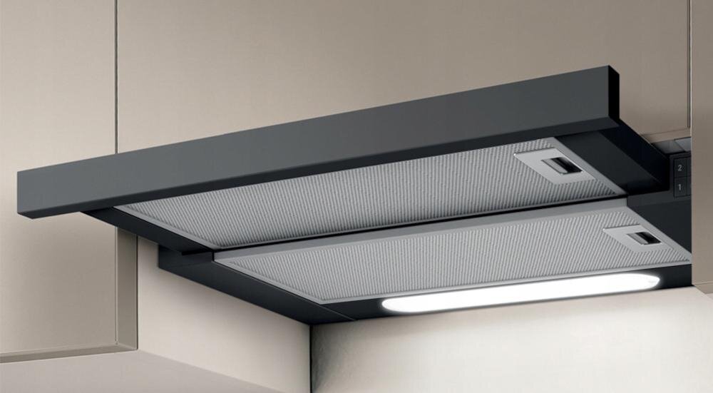 Czarny okap kuchenny zamontowany pod szafką, z widocznymi dwoma filtrami i oświetleniem LED. Okap ma prostokątny kształt i nowoczesny design.