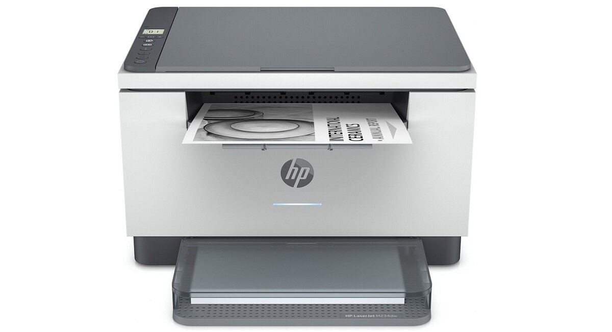 Na obrazie widoczne jest urządzenie wielofunkcyjne z logo HP, z którego wysuwa się kartka z tekstem \'INTERNATIONAL GENIUSES\'.