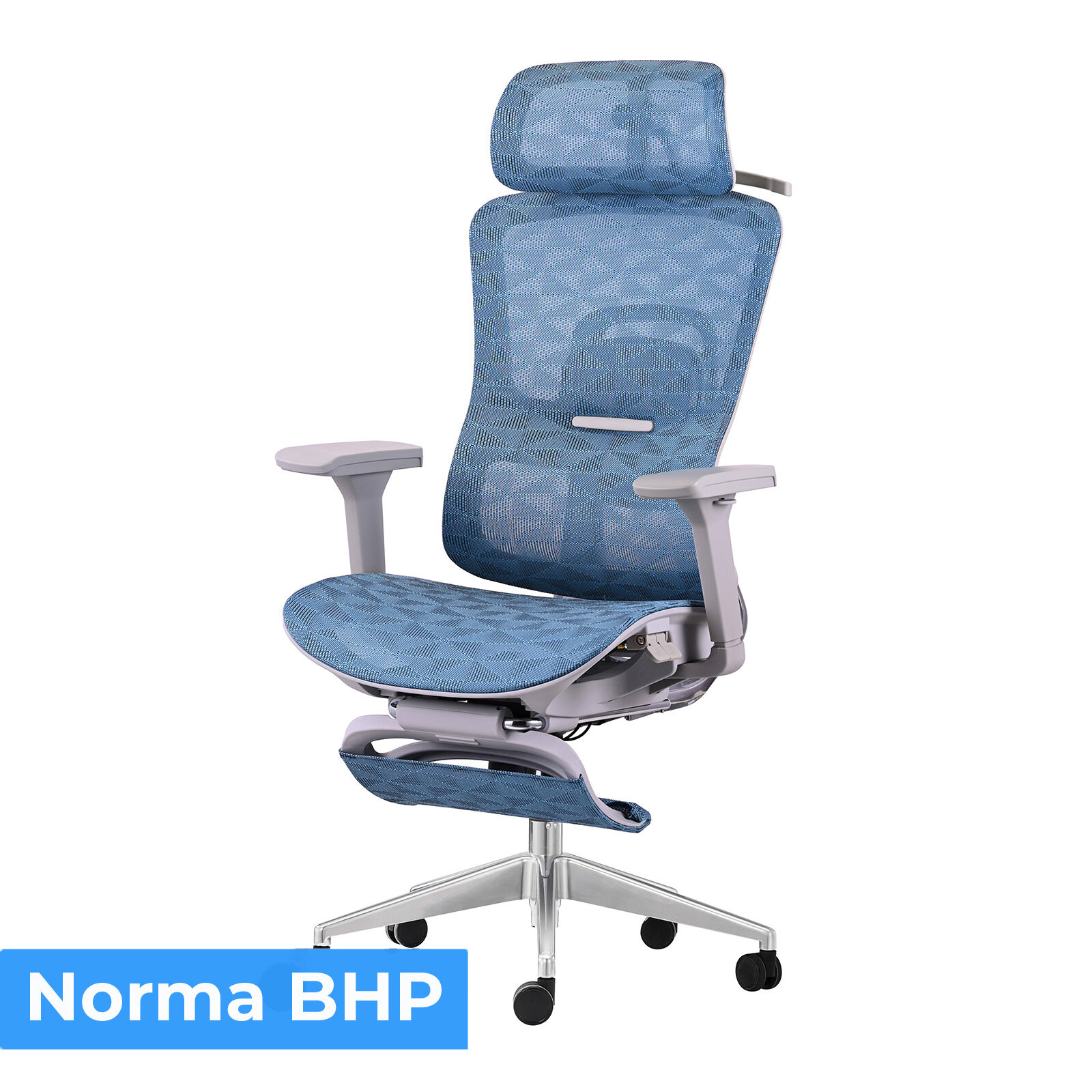 Ergonomiczny fotel biurowy obrotowy w kolorze niebieskim z siatkowym oparciem i siedziskiem, posiada podłokietniki i zagłówek. Na dole obrazu widoczny jest napis \'Norma BHP\'.