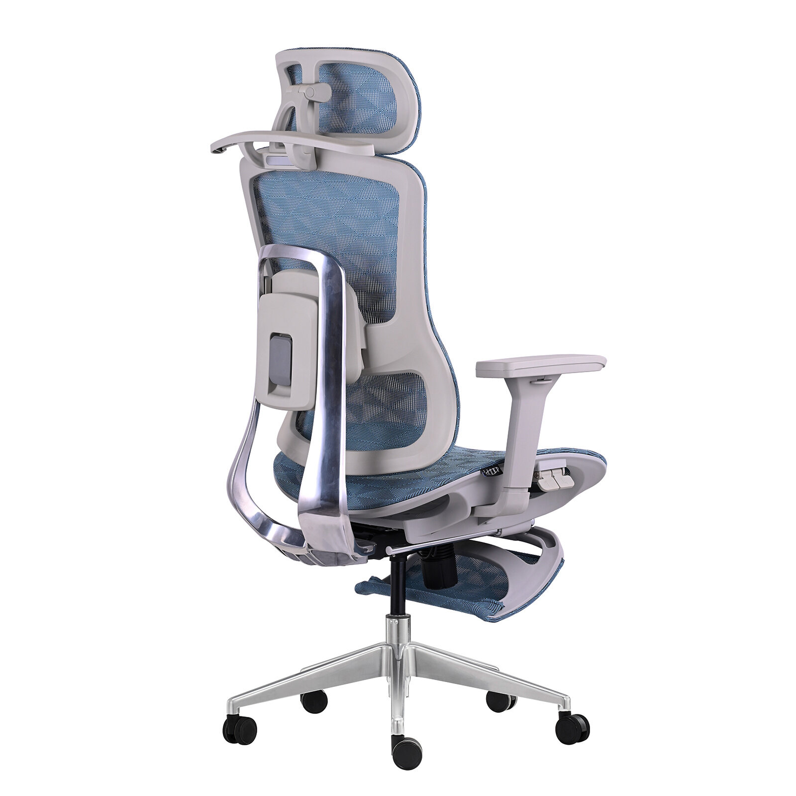Ergonomiczny fotel biurowy obrotowy z siatkowym oparciem i siedziskiem w kolorze niebieskim, posiada regulowane podłokietniki i zagłówek. Podstawa fotela jest metalowa z pięcioma kółkami.