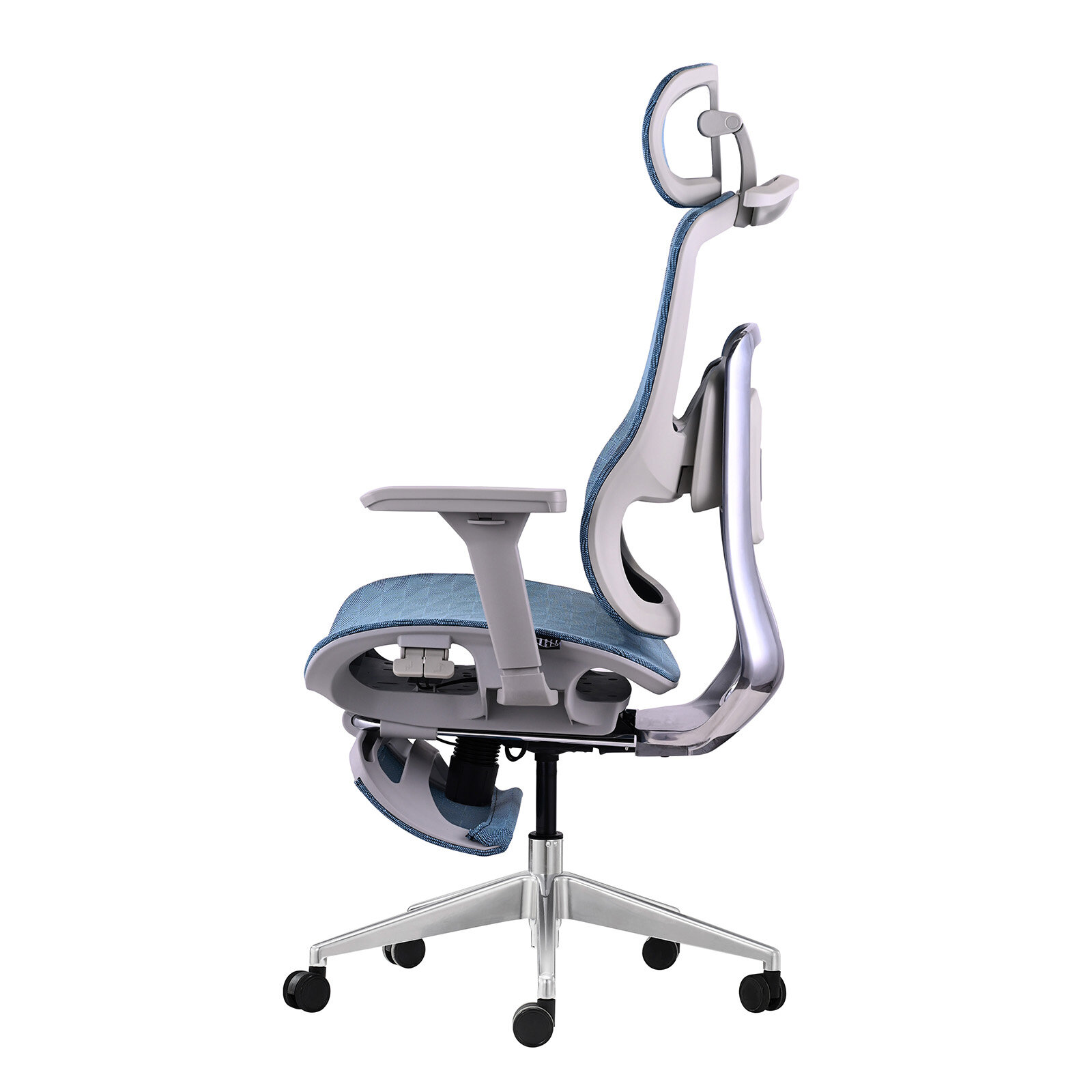 Ergonomiczny fotel biurowy obrotowy z niebieskim obiciem i srebrną podstawą na kółkach. Posiada regulowane podłokietniki i zagłówek.