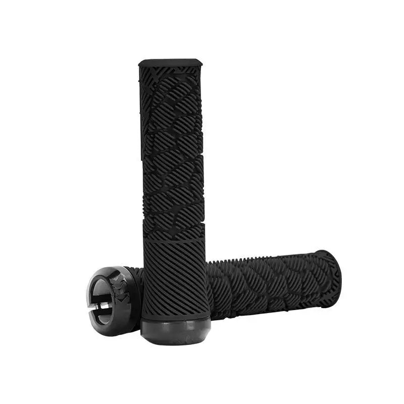 Czarne chwyty rowerowe z teksturowaną powierzchnią i metalową obejmą na końcu. Produkt wykonany z materiału TPR, o długości 145 mm.
