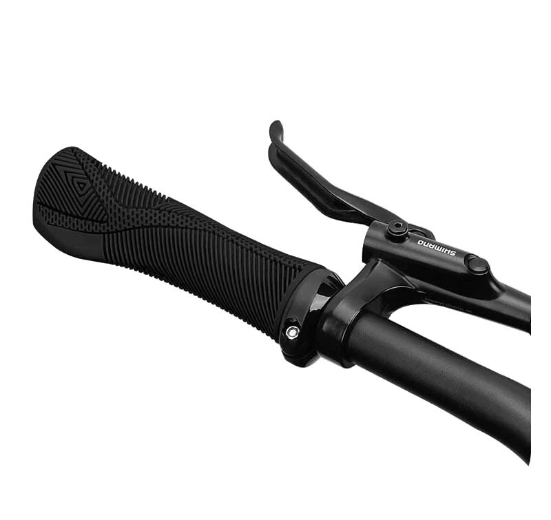 Czarny, ergonomicznie profilowany chwyt kierownicy z widocznym wzorem i logo. Obok znajduje się dźwignia hamulca z napisem \'Shimano\'.