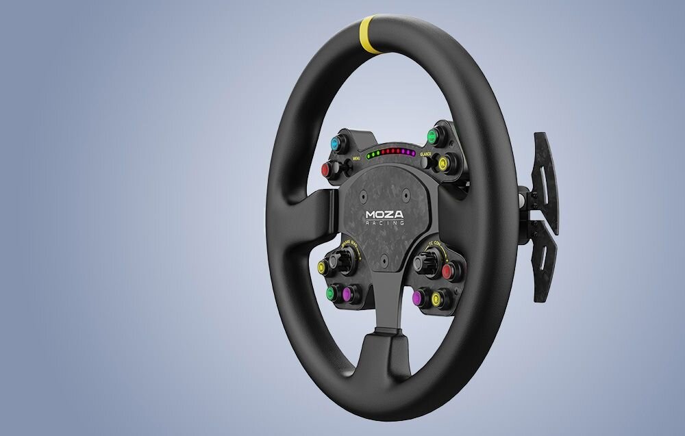 Czarna kierownica z kilkoma kolorowymi przyciskami i logo \'MOZA Racing\' na środku. Na górze kierownicy znajduje się żółty pasek.