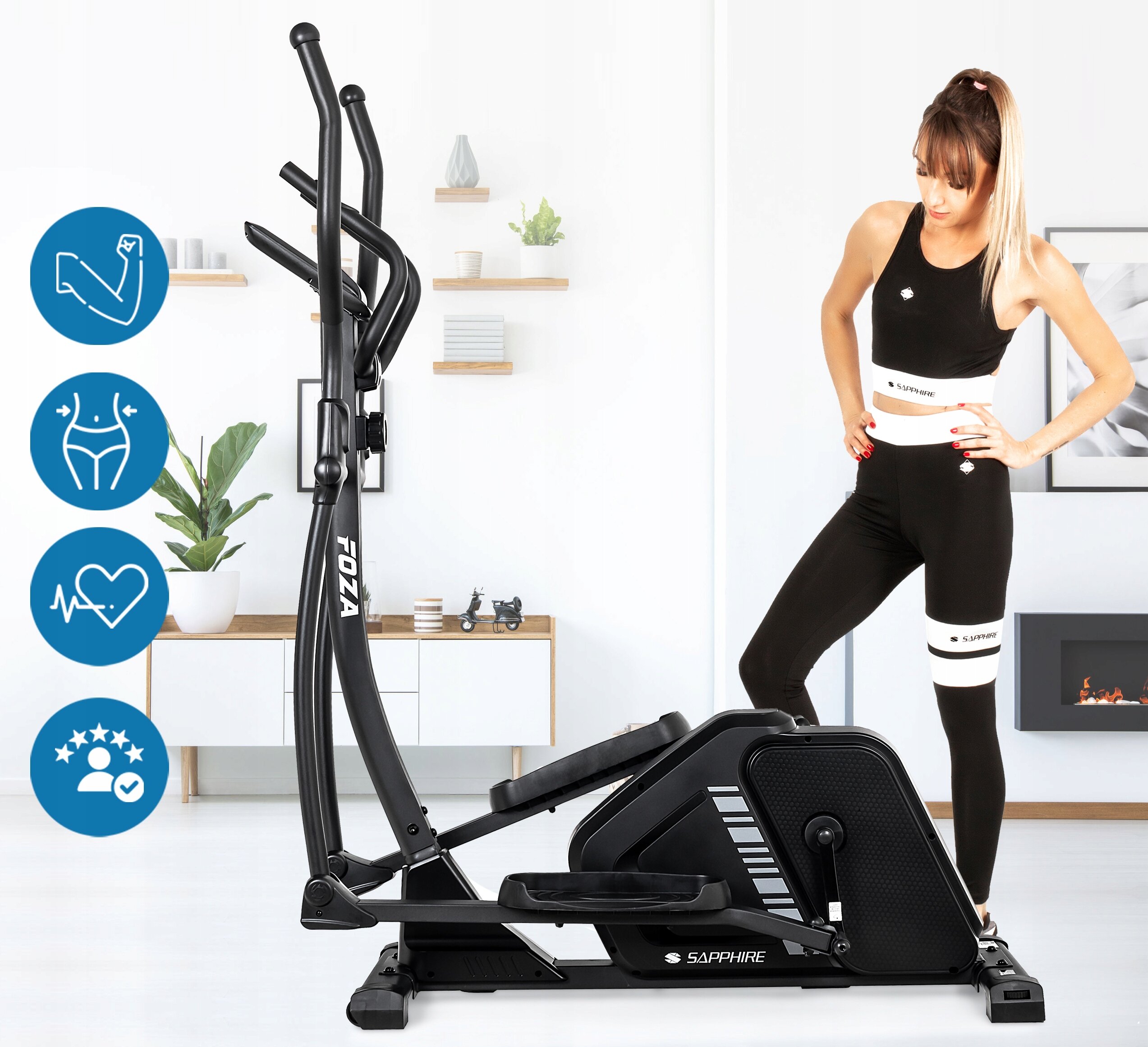 Na obrazie znajduje się czarny orbitrek magnetyczny marki SAPPHIRE FOZA, obok którego stoi osoba w stroju sportowym. W tle widoczne są półki z dekoracjami oraz roślina, a po lewej stronie znajdują się ikony przedstawiające mięśnie, serce i ocenę użytkowników.