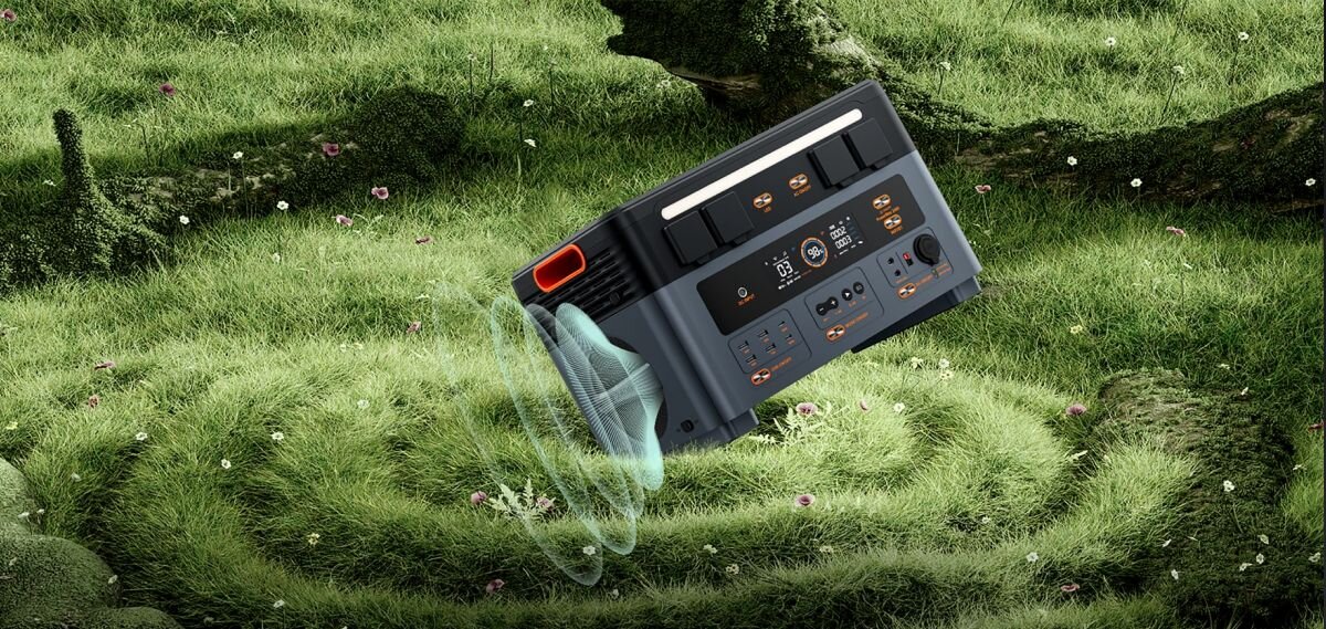 Stacja zasilania OSCAL PowerMax 2400 Pro 2016Wh, głośniki, Bluetooth, dźwięk, rozrywka, PowerMax 2400 Pro przechylony w trawie, otoczony zieloną spiralą.