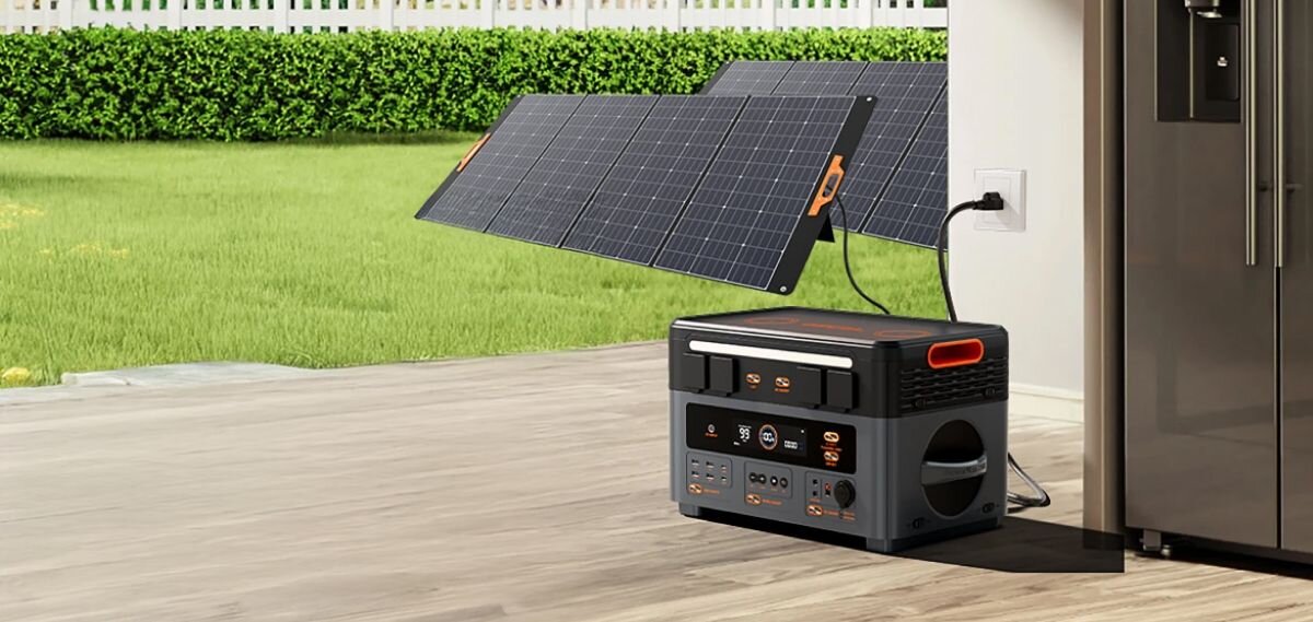 Stacja zasilania OSCAL PowerMax 2400 Pro 2016Wh, szybko, ładowanie, czas, energia, PowerMax 2400 Pro przy drzwiach, połączony z dwoma panelami solarnymi.