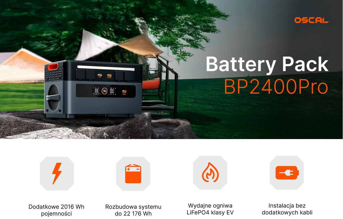 Dodatkowa bateria OSCAL BP2400 Pro do Power Max 2400 Pro, rozbudowa, moduł, pojemność, niezależność, Battery Pack BP2400Pro na kamieniu przy namiocie, poniżej cztery ikony symbolizujące najważniejsze cechy, jak pojemność, możliwość maksymalnej rozbudowy, ogniwa LiFePO4 i instalacja bez kabli.