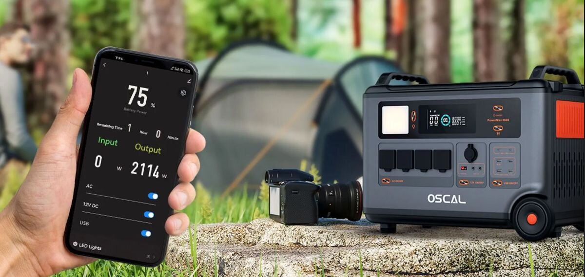 Stacja zasilania OSCAL PowerMax 3600 SE 3600Wh, aplikacja, Wi-Fi, Bluetooth, kontrola, PowerMax 3600SE na ziemi obok telefonu z ekranem 75% i osoby siedzącej w tle.