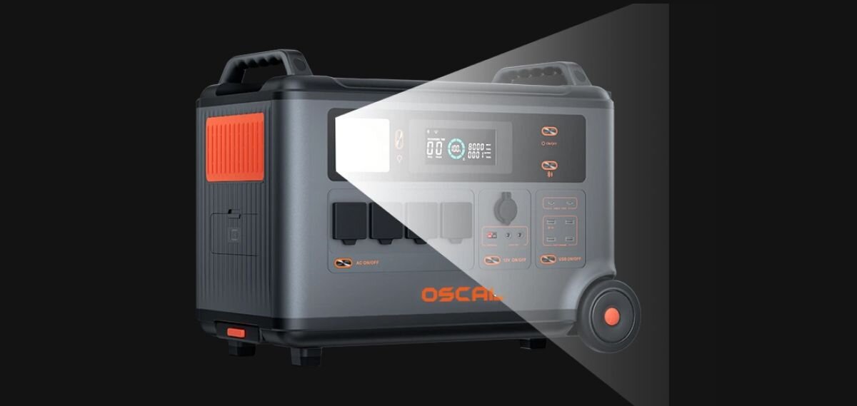 Stacja zasilania OSCAL PowerMax 3600 SE 3600Wh, LED, światło, SOS, tryby, PowerMax 3600SE na czarnym tle, z podświetlonym bokiem i półprzezroczystą częścią obudowy.