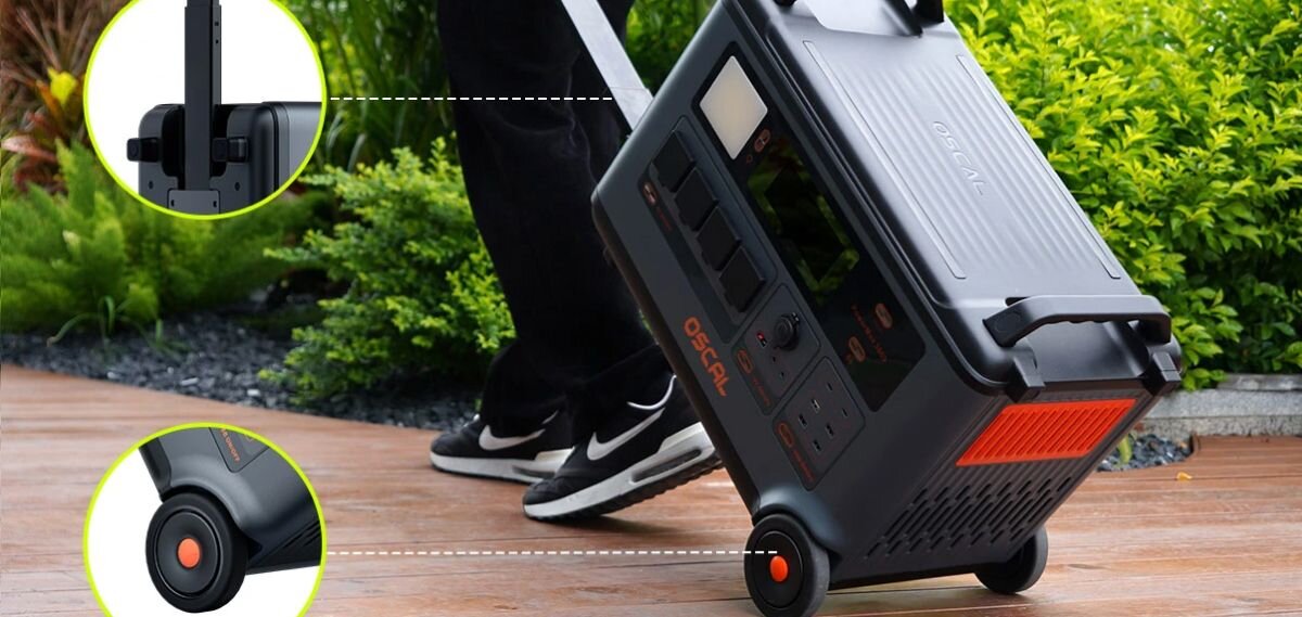 Stacja zasilania OSCAL PowerMax 3600 SE 3600Wh, kółka, uchwyt, transport, mobilność, PowerMax 3600SE przechylony na kółkach, ciągnięty za uchwyt na chodniku.