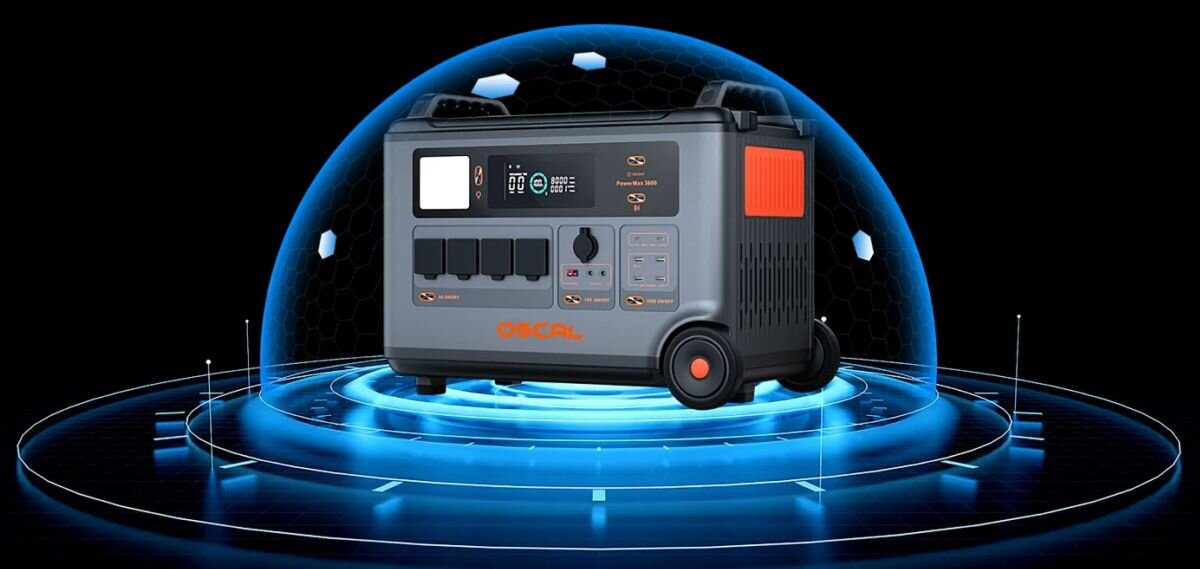 Stacja zasilania OSCAL PowerMax 3600 SE 3600Wh, BMS, monitoring, ochrona, akumulator, PowerMax 3600SE na czarnym tle, otoczony niebieskim pierścieniem i punktami światła.