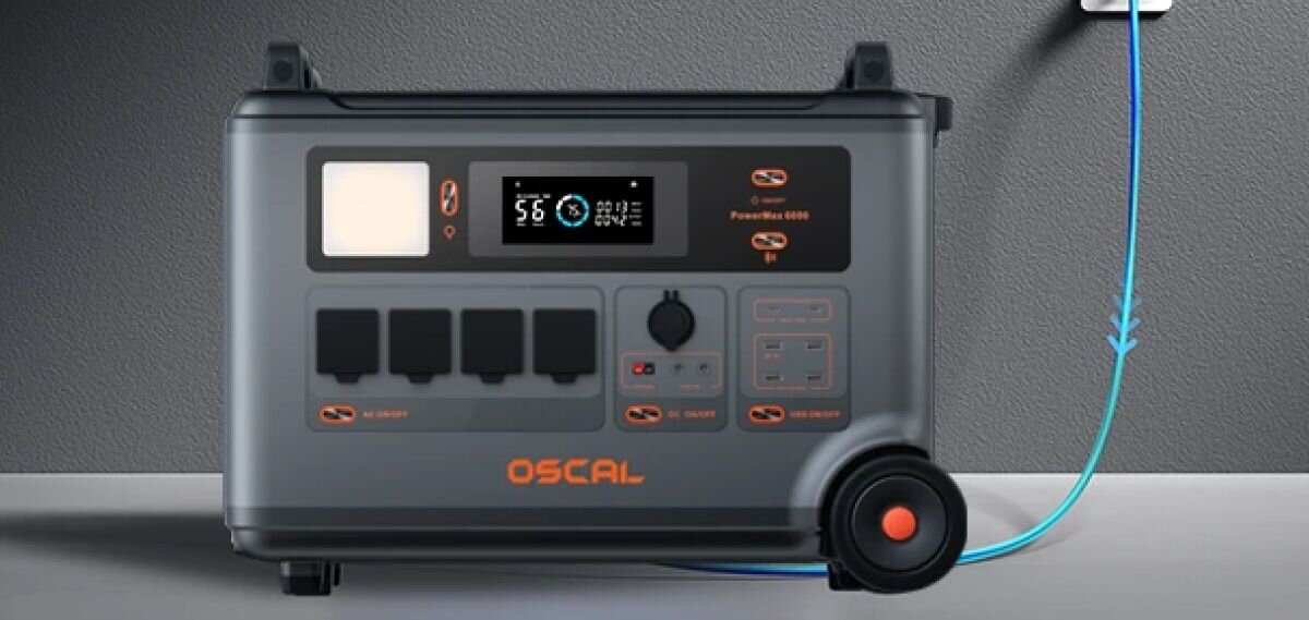 Stacja zasilania OSCAL PowerMax 6000 3600Wh, stacja, gniazdko, niebieski, przewód, PowerMax 6000 przy ścianie, połączony niebieskim przewodem z gniazdkiem.