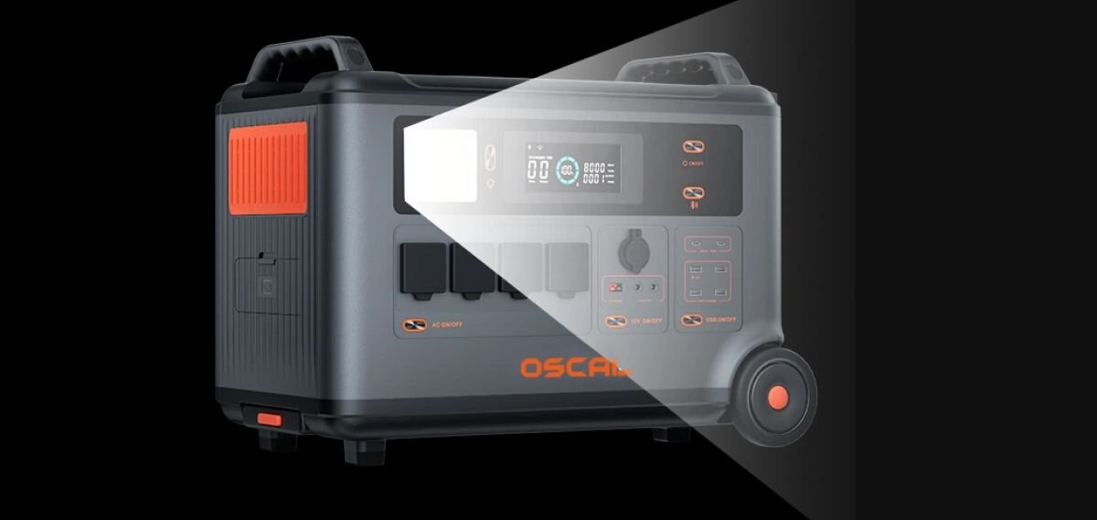 Stacja zasilania OSCAL PowerMax 6000 3600Wh, stacja, latarka, jasna, wiązka, PowerMax 6000 na czarnym tle z jasną wiązką światła przed przednim panelem.