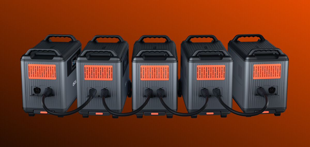 Dodatkowa bateria OSCAL BP3600 do PowerMax 3600 SE, Moduły, połączenie, przewód, panele,, Pięć modułów Oscal BP3600 połączonych czarnym przewodem, z czerwonymi panelami z tyłu.