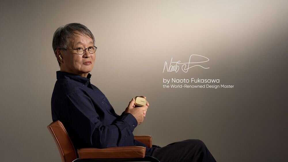 Osoba siedzi na krześle, trzymając w ręku złoty przedmiot. Obok widoczny jest tekst: \'by Naoto Fukasawa the World-Renowned Design Master\'.