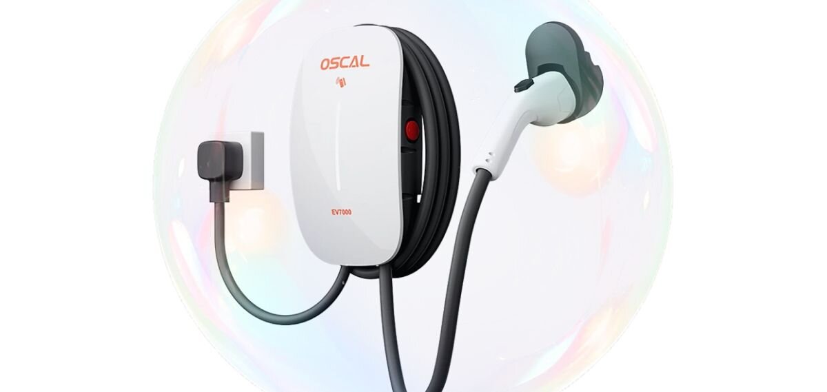Ładowarka do samochodu elektrycznego OSCAL EV7000 7000W 32A, obudowa, ładowarka, przewód, wtyczka, Oscal EV7000 z białą obudową, zwiniętym czarnym przewodem i białą wtyczką.