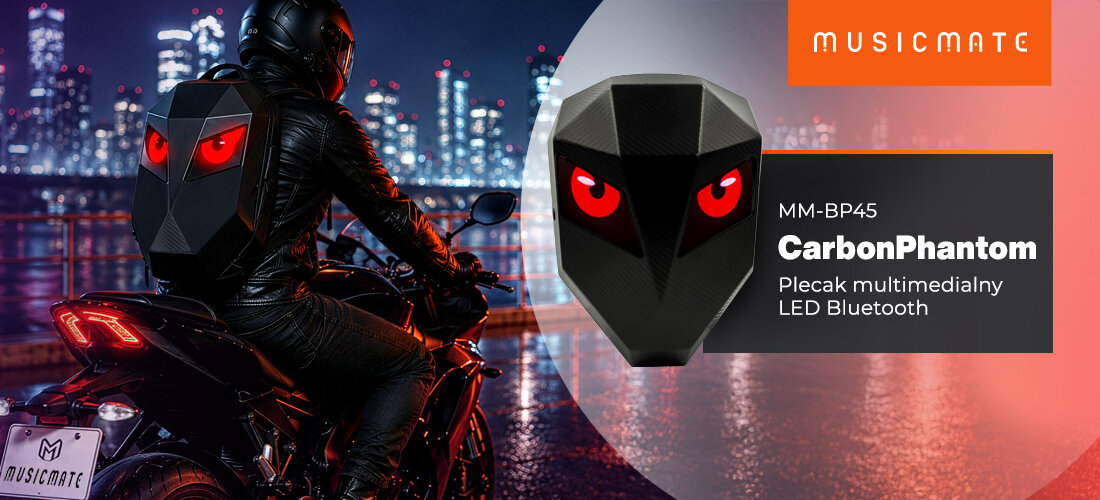 Plecak na laptopa MUSICMATE MM-BP45 CarbonPhantom 15.6 cali multimedialny plecak LED Bluetooth z ekranem, osoba z założonym plecakiem siedząca na motorze